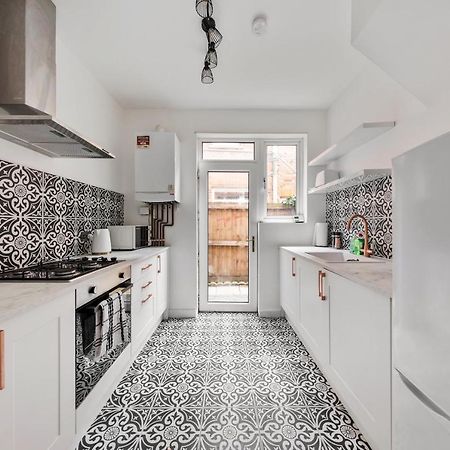 Beautifully Modern 2-Bed Apartment W/Garden Λονδίνο Εξωτερικό φωτογραφία